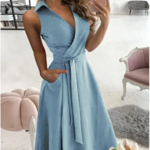 Vestido jeans transpassado decote em v com bolso