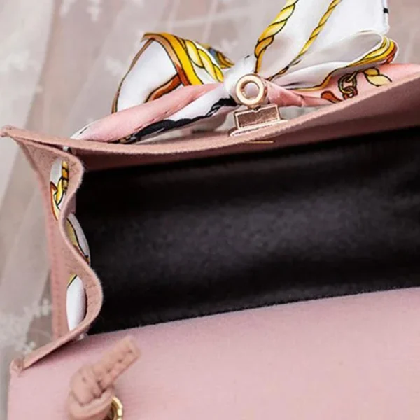 Bolsa  pequena com detalhes de lenço - Imagem 4