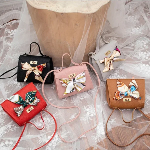 Bolsa  pequena com detalhes de lenço - Imagem 3