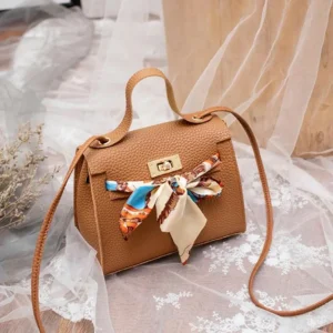 Bolsa  pequena com detalhes de lenço
