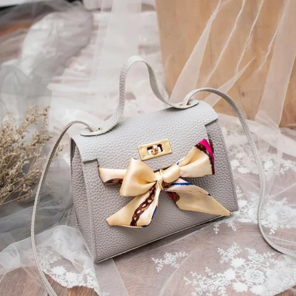 Bolsa  pequena com detalhes de lenço - Imagem 9