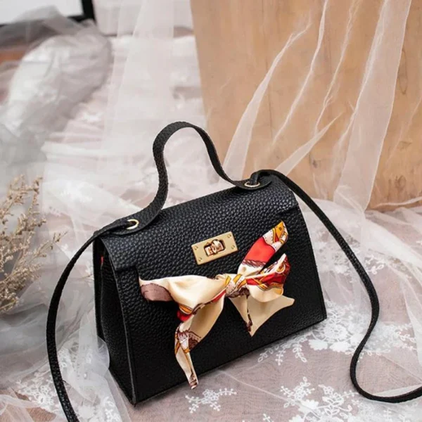 Bolsa  pequena com detalhes de lenço - Imagem 10